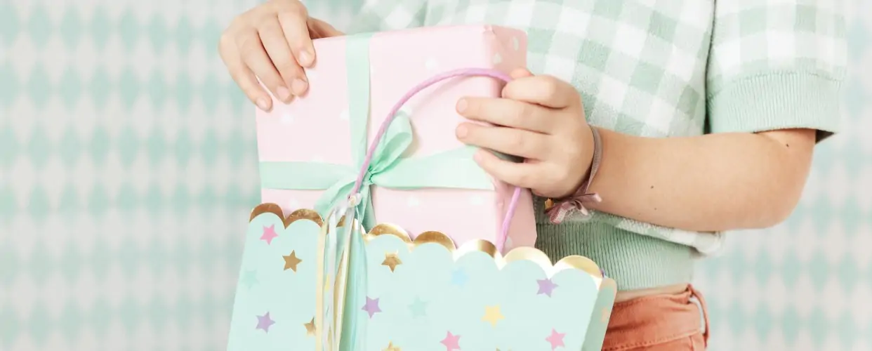 Аксесоари за Подаръци - Подаръчни Торбички и Картички