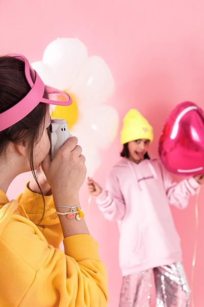 Cartolina d'auguri con Margherite e due Braccialetti