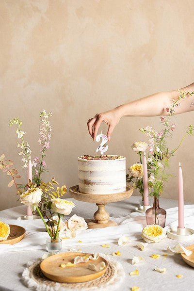 Свещ за рожден ден бяла с цветни листенца - Party Design