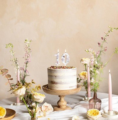 Свещ за рожден ден бяла с цветни листенца - Party Design