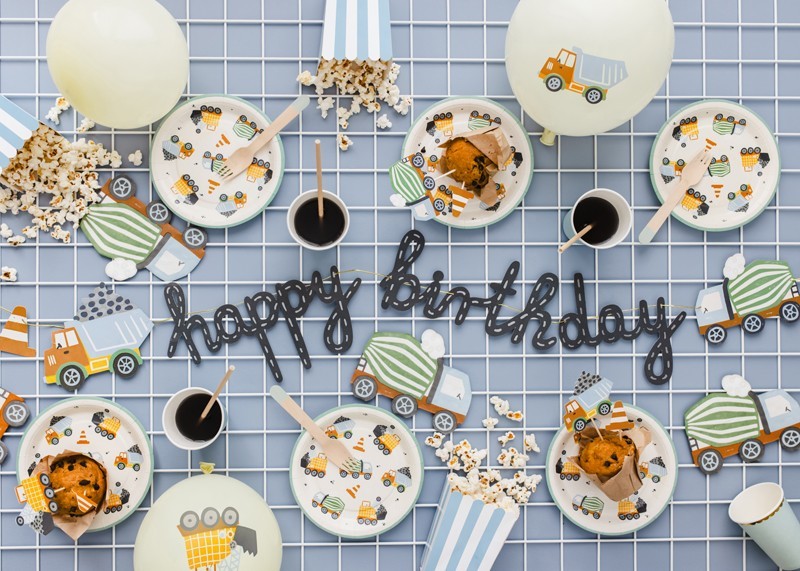 Банер Happy Birthday с Машинки за Строителство, разположен на маса