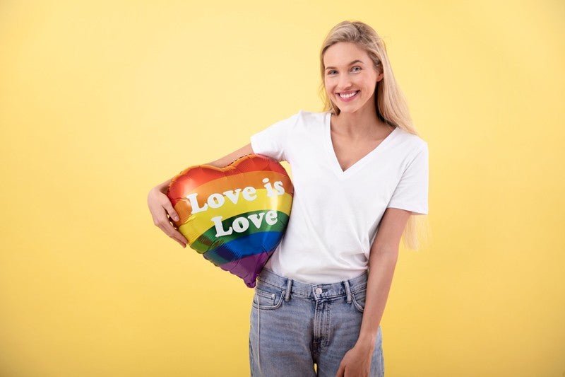Фолиев Балон с Надпис ''Love is Love!'' - Party Design