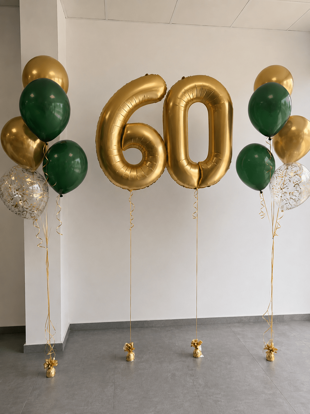 Балони с хелий и две златни цифри – зелено и златно - Party Design
