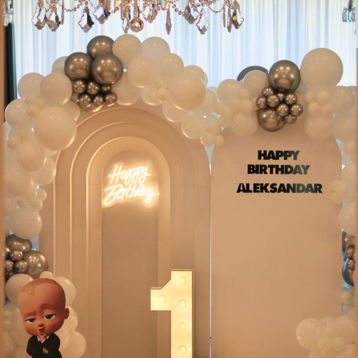 Декорация за първи рожден ден с балони, светеща цифра 1 и тема Boss Baby
