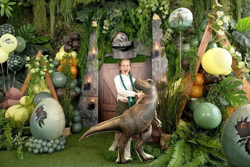 Фолиев балон T-Rex Jurassic World в декорация за детско парти с динозаври