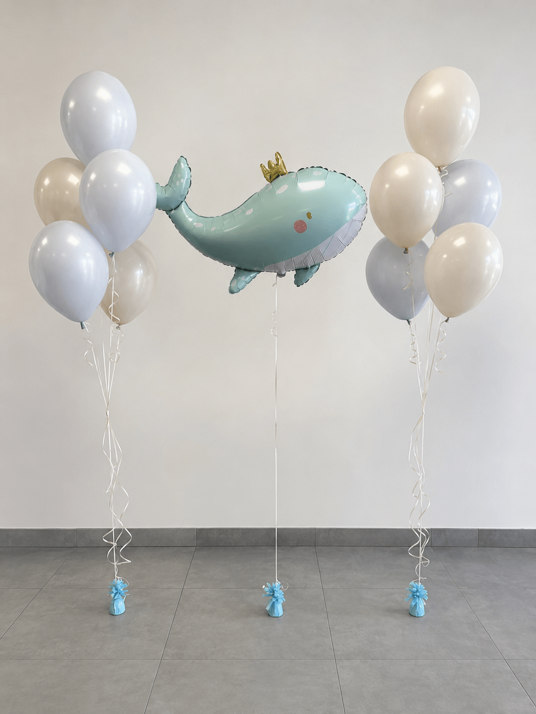 Комплект балони с хелий „Кит с корона“ в мистик синьо и алабастър - Party Design