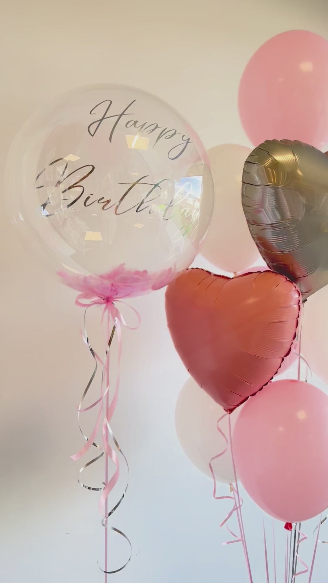 видео-Комплект балони с хелий с прозрачен bubble балон, розови пера, латексови балони и фолиеви сърца