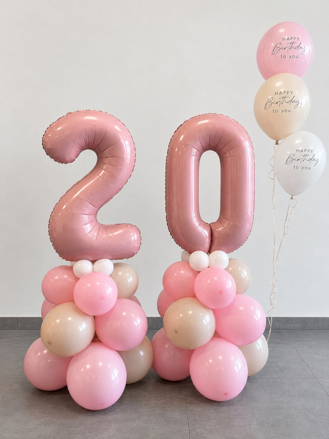 Розова композиция с две фолиеви цифри и букет балони Happy Birthday