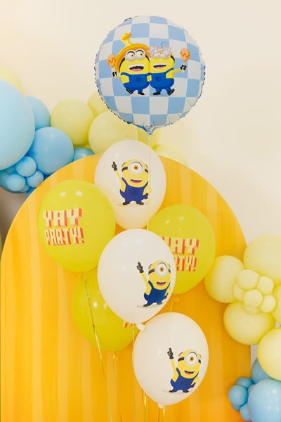 Латексов балон Minions в пастелно бяло