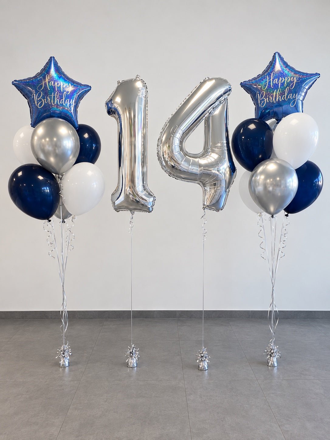 Комплект с два букета балони в синьо, бяло и сребърно, две звезди Happy Birthday и две сребристи фолиеви цифри с хелий