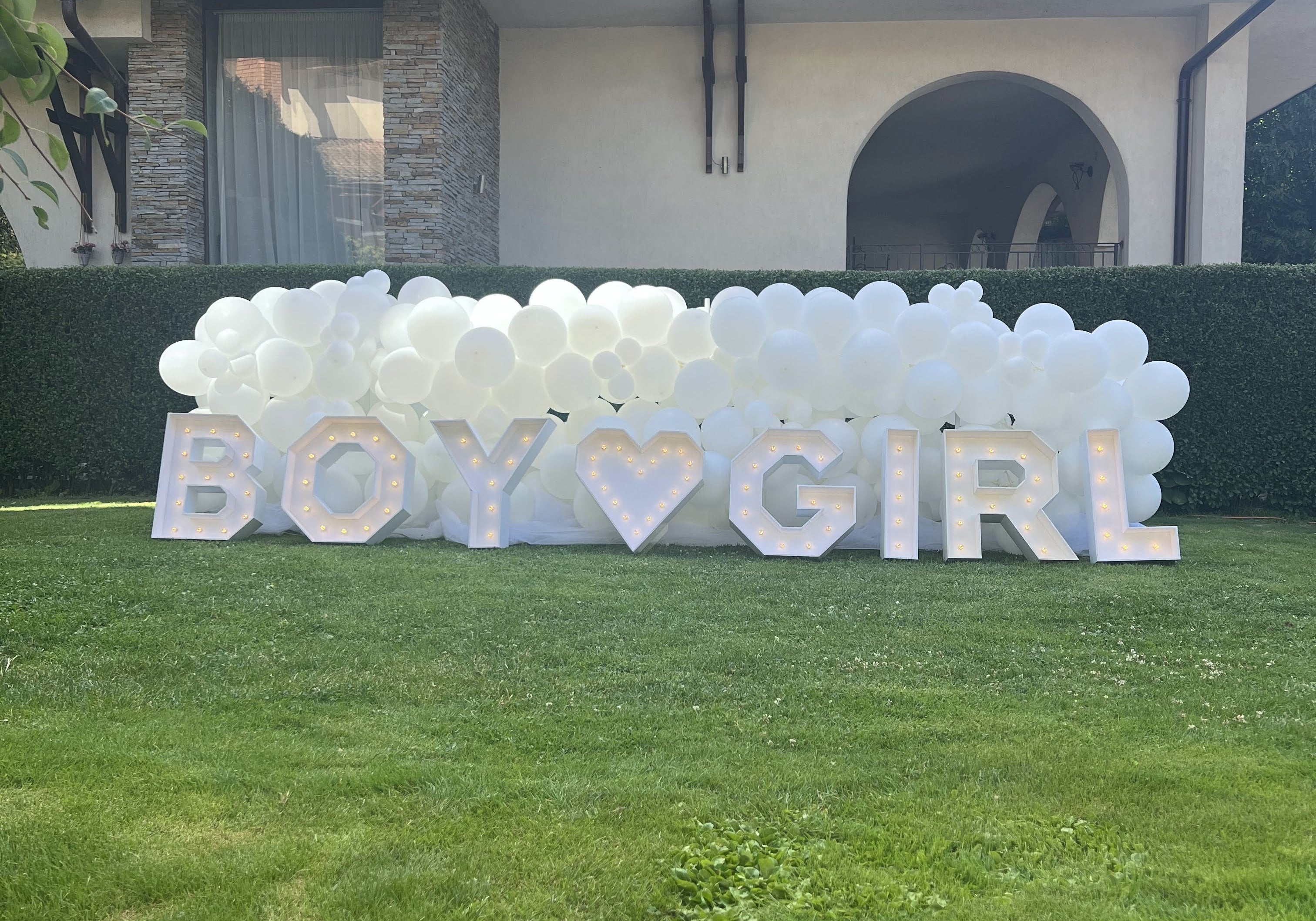 Украса за baby shower и бебешка погача с балони