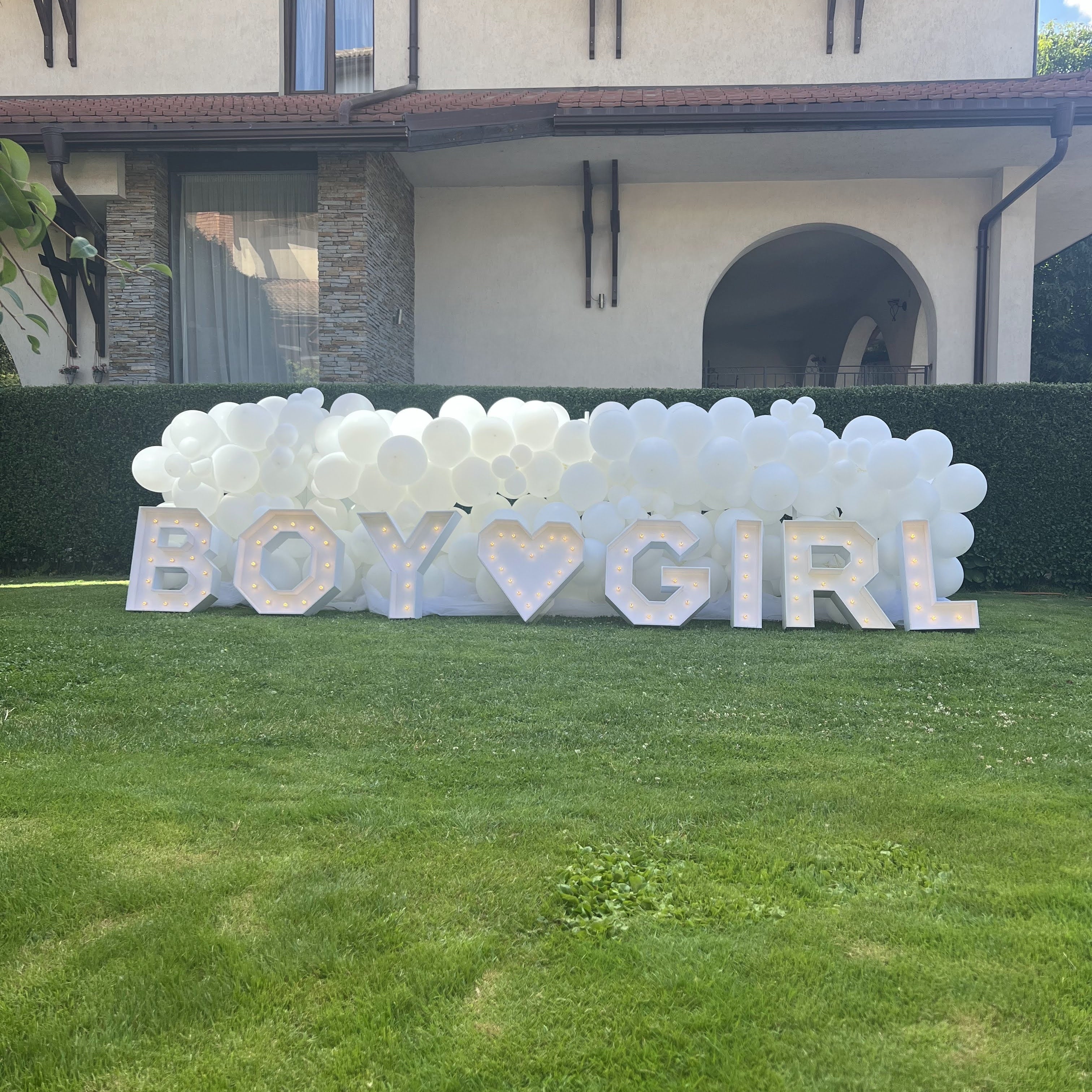 Украса за baby shower и бебешка погача с балони